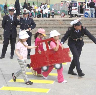 <b>SULLA STRADA.</b> Bambini guidati dai vigili urbani    