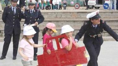 <b>SULLA STRADA.</b> Bambini “guidati” dai vigili urbani