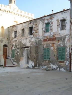 La testimonianza dello stato di abbandono delle case un tempo abitate sullisola di Pianosa, uno degli aspetti di criticit&agrave; rilevati dallo studio 