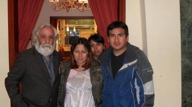 <b>L’APPELLO. </b>L’artista Cristiano con i coniugi Amaro e la cugina Araceli. A sinistra, il papà Victor con la piccola