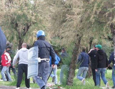 Sassi e bottiglie contro le auto dei laziali