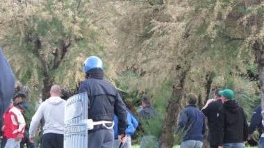 Sassi e bottiglie contro le auto dei laziali