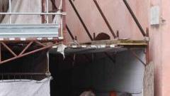 <b>TOLTI I LACCI.</b> Un cantiere edile a Pietrasanta
