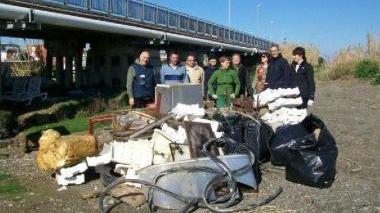 Ambientalisti e volontari dell’Otp mostrano alcuni rifiuti raccolti durante l’ultima operazione