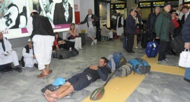 Passeggeri allaeroporto Galilei in attesa di un volo: per chi viaggia ieri &egrave; stata unaltra giornata difficile   