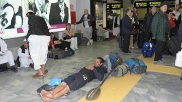 Passeggeri all’aeroporto Galilei in attesa di un volo: per chi viaggia ieri è stata un’altra giornata difficile