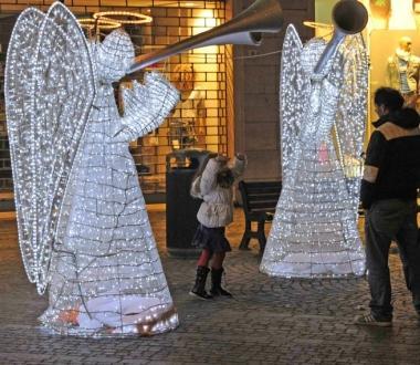Angeli davanti al municipio e il campo fiorito sul Piazzone