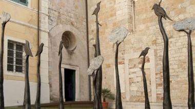 La mostra aperta sul retro del campanile del Duomo