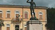 Piazza Carducci niente panchine