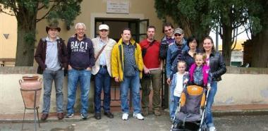 I protagonisti della rassegna davanti al centro civico di Bolgheri      