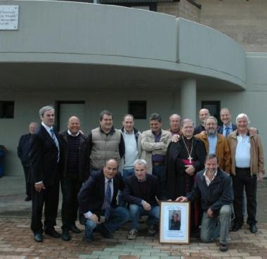 Foto di gruppo davanti alla palestra intitolata a don Vivaldi 