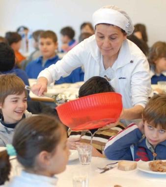 Bambini durante il pranzo ad una mensa scolastica    