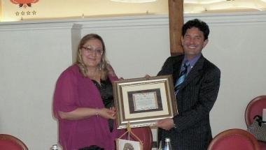 <b>PREMIO </b>La presidente del Lions Club Margaret Calabria consegna la targa a Marco Gasparri     