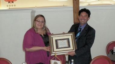 <b>PREMIO </b>La presidente del Lions Club Margaret Calabria consegna la targa a Marco Gasparri