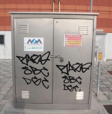 Sul casottino dellAsa sono comparsi questi graffiti 