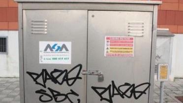 Sul casottino dell’Asa sono comparsi questi graffiti