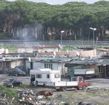 Il campo nomadi di Coltano: sullo sfondo, lautostrada     