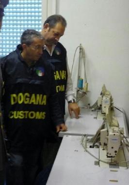 Le macchine da cucire sequestrate dalla Finanza 