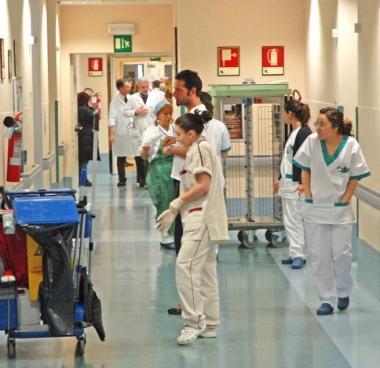 Infermiere nel corridoio dellArea medica dell ospedale del Ceppo 