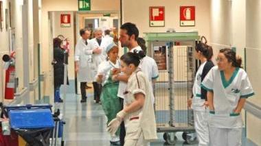 Infermiere nel corridoio dell’Area medica dell’ ospedale del Ceppo