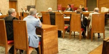 Padre perseguita il figlio: alla sbarra