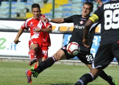 <b>AL TIRO</b> Marco DAlessandro contrastato invano dal piacentino Denis Tonucci durante la gara disputata sabato scorso allo Zecchini  