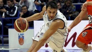 Il play dellAmori Bologna Davide Lamma in azione                  