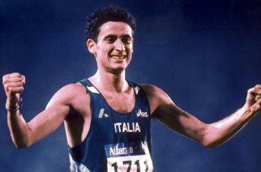 A sinistra Lambruschini ad Atlanta esulta per il bronzo. Sopra nelle vesti di testimonial della Mezza Maratona con un gruppo di bambini 