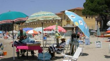 <strong>AMBULANTI </strong>stranieri sulla spiaggia di Follonica