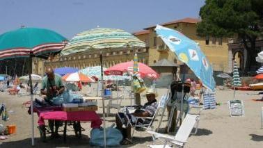 <strong>AMBULANTI </strong>stranieri sulla spiaggia di Follonica