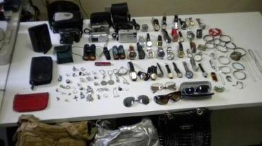 Il materiale trovato nella casa dell’infermiere denunciato per ricettazione