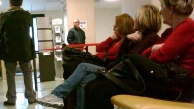 In alto la sala d’attesa del pronto soccorso di Empoli; sopra un interno dell’ospedale Lotti di Pontedera