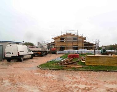 Da sinistra il Bagno Primavera, il bagno Lucia e il Bagno 90&ordm; Minuto che questanno offriranno ai clienti anche la piscina oltre ad altri nuovi servizi. Continuano dunque gli investimenti nel settore malgrado la crisi e le incertezze normative legate alla durata delle concessioni messe allindice dallEuropa 