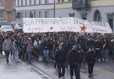 Maria Giuseppa Canuso segretaria della Cisl scuola A sinistra una manifestazione di studenti contro i tagli del ministero dellIstruzione 