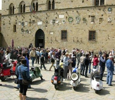 Sopra piazza dei Priori; accanto piazza San Giovanni