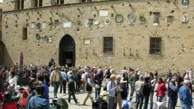 Sopra piazza dei Priori; accanto piazza San Giovanni