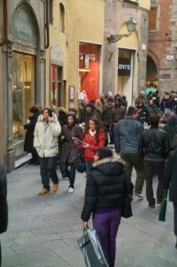 Tanta gente in via Fillungo luogo clou dello shopping del centro (foto di archivio)