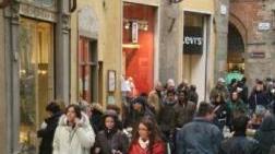 Tanta gente in via Fillungo luogo clou dello shopping del centro (foto di archivio)