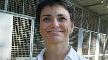 La presidente dell’associazione Amici degli animali, Loriana Nerli; a destra alcune delle nuove gabbie che dovranno essere chiuse