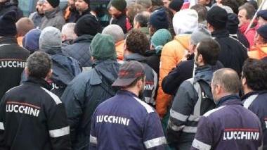 Operai della Lucchini a un’assemblea sindacale