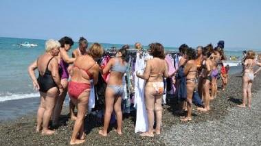 Si vendono vestiti in spiaggia a Marina di Bibbona