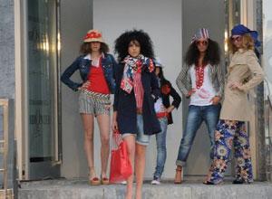 È un successo la moda in segheria modelle, palloncini e streap