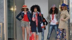 È un successo la moda in segheria modelle, palloncini e streap