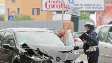 Auto contro scooter grave giovane di 32 anni