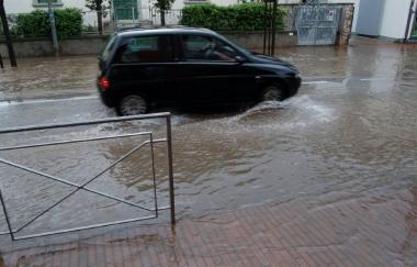 Il livello raggiunto dallacqua sulla carreggiata 