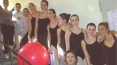 Le allieve della scuola insieme a Carla Friz