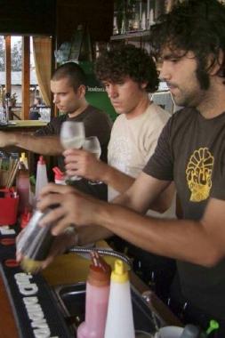 Alcuni barman al lavoro