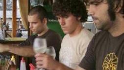 Alcuni barman al lavoro