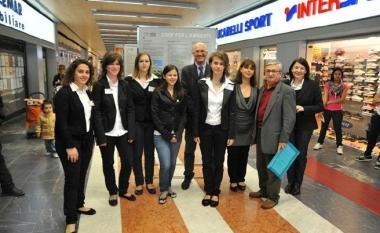 A sinistra Giulia Ammannati e Sara Zanoboni con gli organizzatori del progetto 