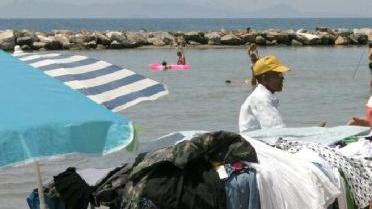 <b>VENDITORI SULLA SPIAGGIA.</b> Appello in nome della libertà e attacco al sindaco Eleonora Baldi